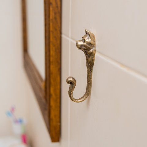 Настінний гачок ручної роботи з латуні "Собака Акіта" 8063247450307 фото